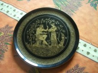Assiette avec motifs grecs